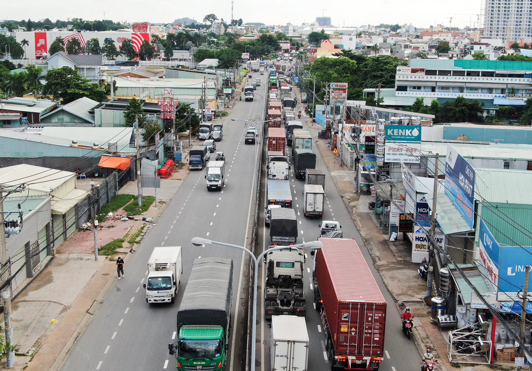 Đến gần trưa, lượng xe bắt đầu giảm, tình hình giao thông có phần bớt căng thẳng so với giờ cao điểm buổi sáng.