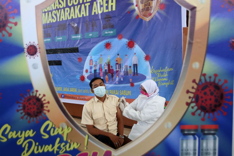 Người dân TP Banda Aceh, tỉnh Aceh (Indonesia) được tiêm vaccine COVID-19. Ảnh: Reuters