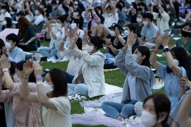 Thanh niên Hàn Quốc tham gia một lễ hội âm nhạc ở Seoul hồi tháng trước.