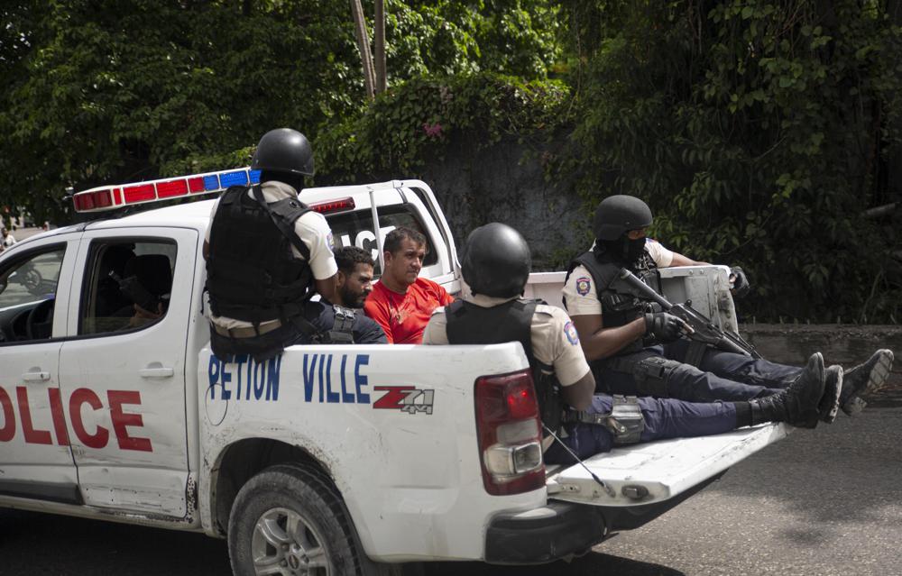 Hai nghi phạm bị bắt giữ vì liên quan đến vụ ám sát Tổng thống Haiti.