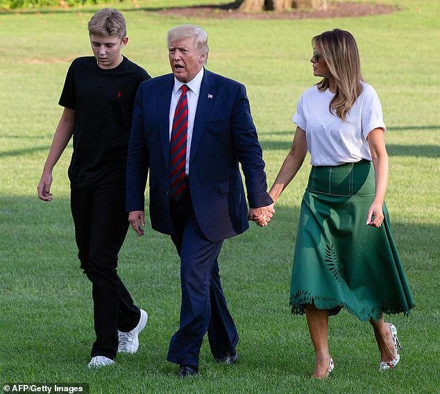 Mỗi lần xuất hiện, Barron Trump đều khiến fan choáng váng vì chiều cao phát triển "nhanh như vũ bão".