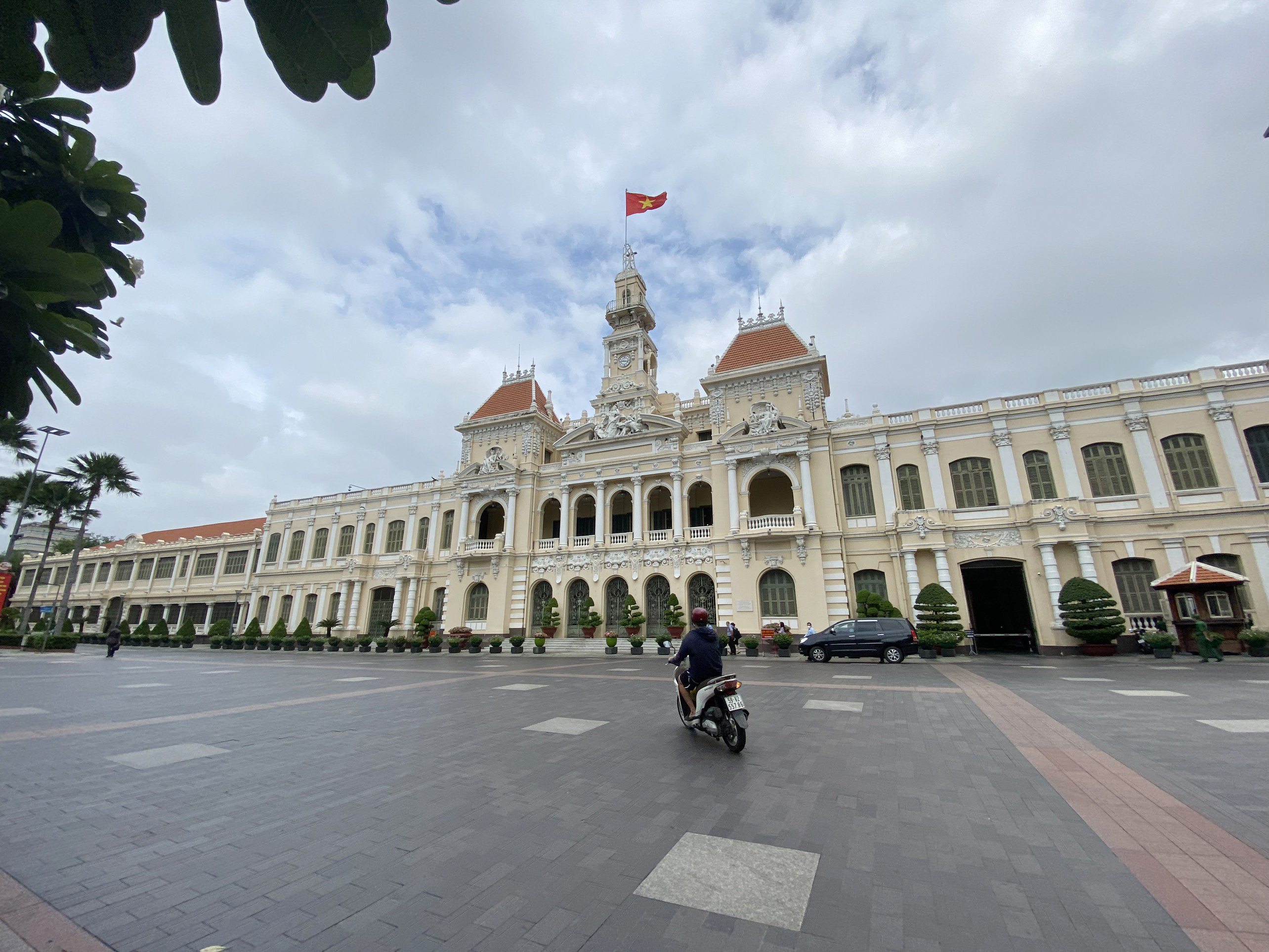 TP.HCM yêu cầu các đội tuần tra, giám sát xử lý nghiêm các trường hợp vi phạm công tác phòng chống dịch, đặc biệt tăng cường xử phạt vi phạm hành chính đối với những trường hợp người dân ra khỏi nhà không có lý do chính đáng trong thời gian TP thực hiện cách ly xã hội.