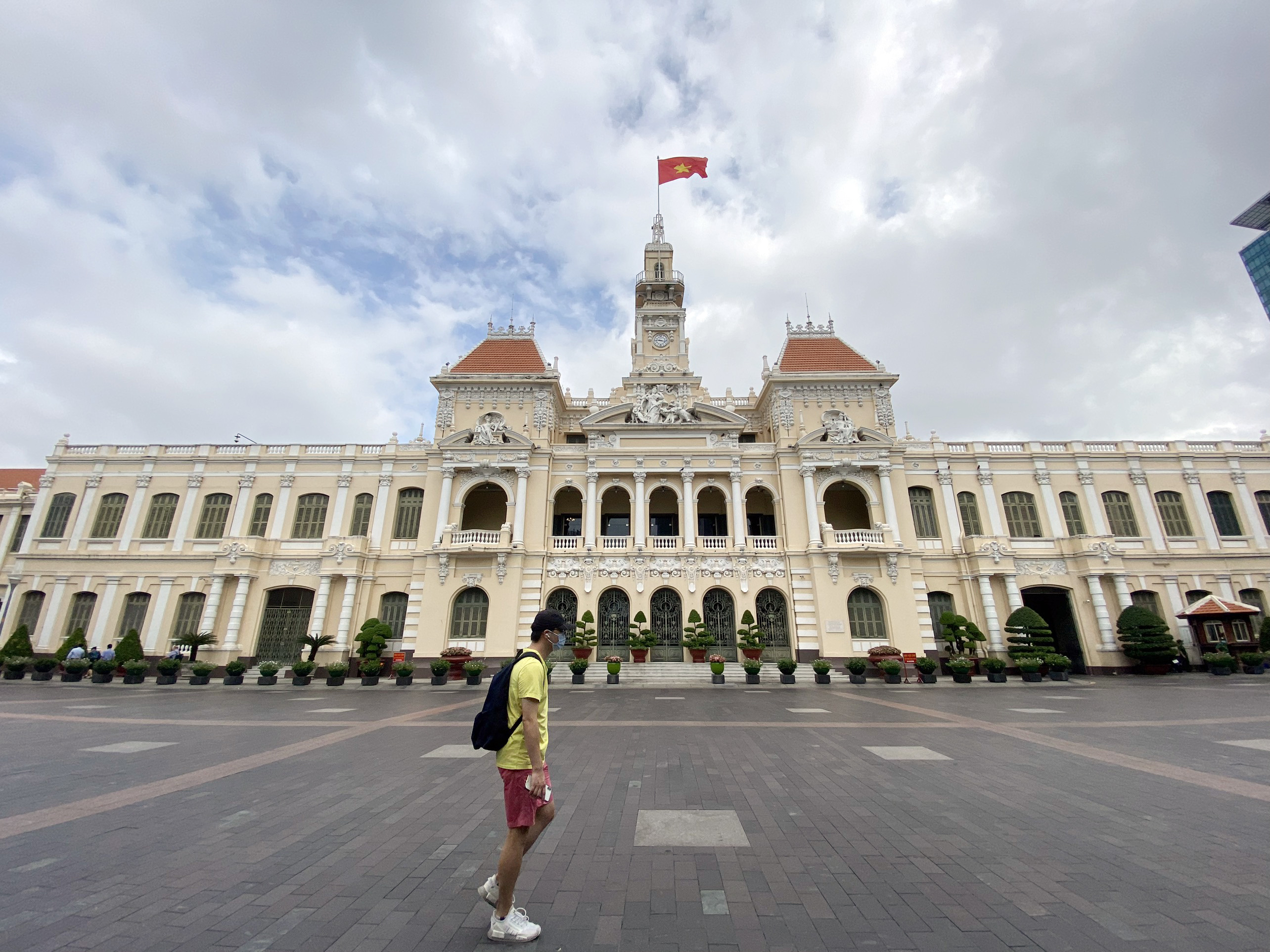 TP.HCM thực hiện Chỉ thị 16 theo nguyên tắc gia đình cách ly với gia đình, thôn bản cách ly với thôn bản, xã cách ly với xã, huyện cách ly với huyện, tỉnh cách ly với tỉnh, phân xưởng, nhà máy sản xuất phải bảo đảm khoảng cách an toàn, đeo khẩu trang, thực hiện khử trùng, diệt khuẩn theo quy định. Trong ảnh: Các tuyến đường, địa điểm văn hóa dường chậm lại một nhịp, khác hẳn ngày thường. Mọi người hầu hết đều hạn chế tối đa các hoạt động ở ngoài đường và cố gắng&nbsp;ở nhà càng nhiều càng tốt để chống dịch.