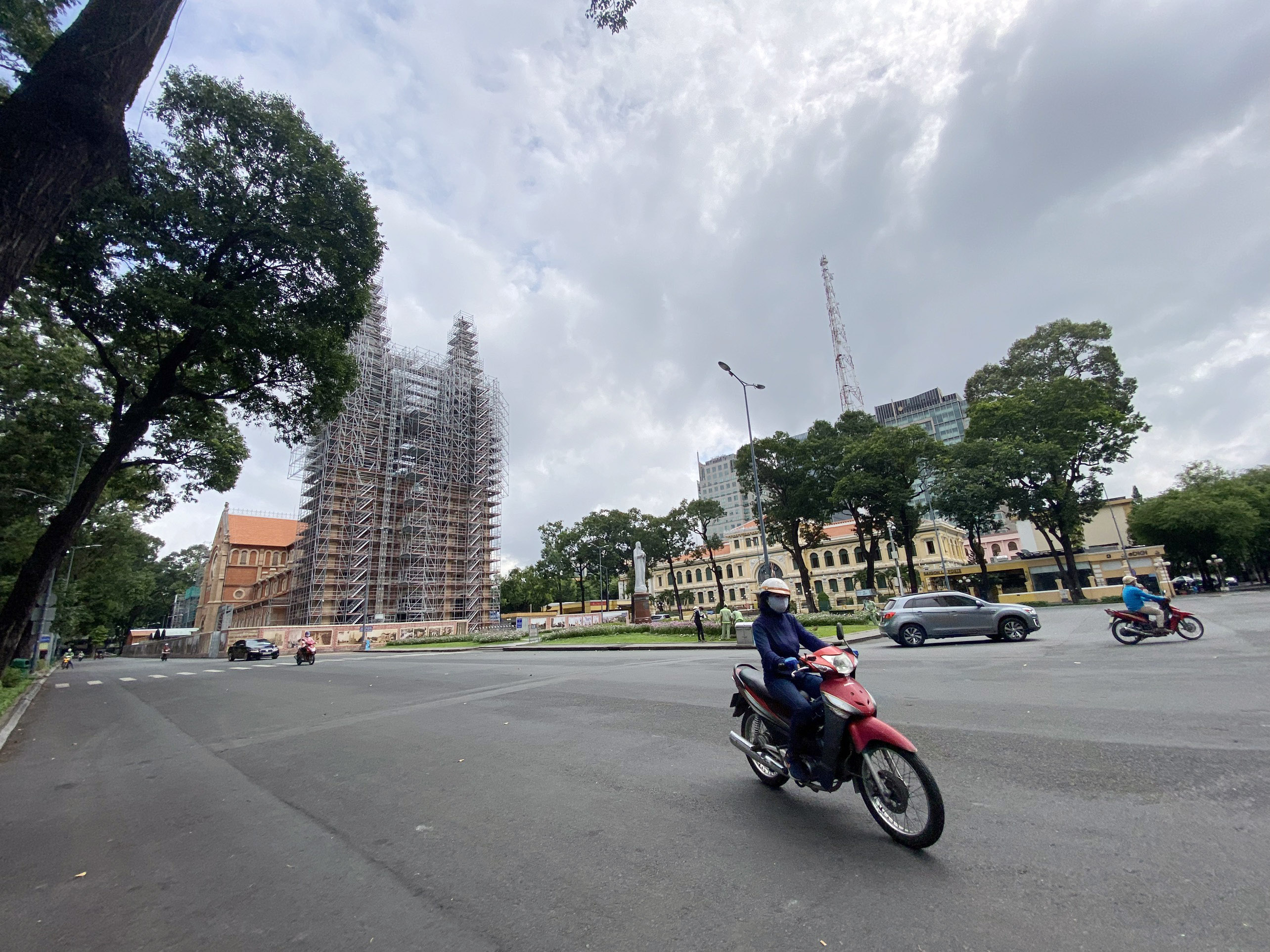 Nhà thờ Đức Bà trong buổi sáng ngày đầu thực hiện giãn cách toàn thành phố.