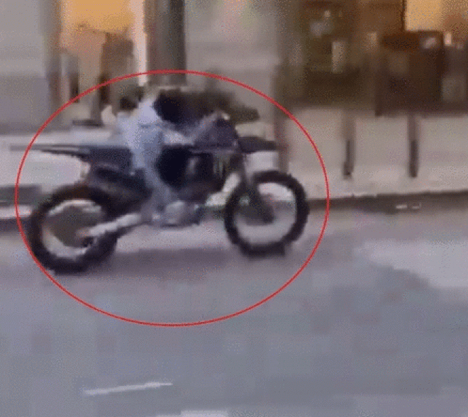 Video: Bốc đầu xe bị trượt chân, còn cố đu bám ghìm xe lại và cái kết bất ngờ - 1