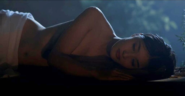Ngoài cảnh giường chiếu với Quách Ngọc Ngoan, Hoa hậu sinh năm 1992 còn có cảnh bán nude trên màn ảnh. Cảnh quay được khen nghệ thuật, tinh tế dù khá táo bạo.
