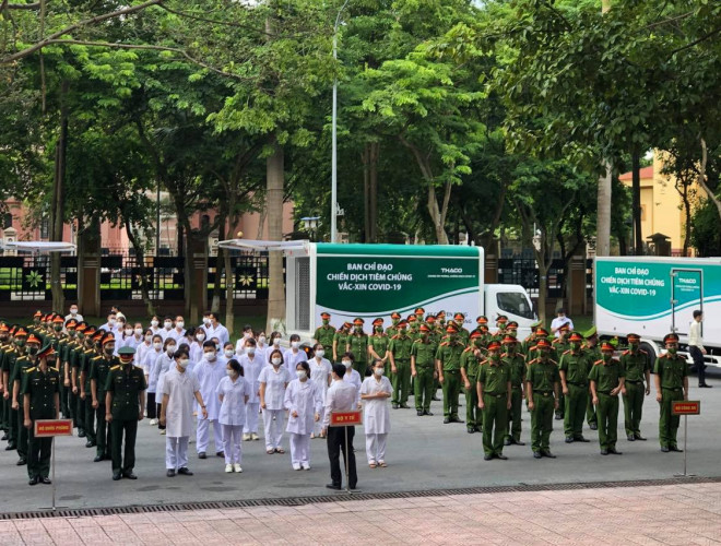 Lực lượng y tế, quân đội, công an tham gia lễ phát động triển khai Chiến dịch tiêm chủng vắc-xin COVID-19