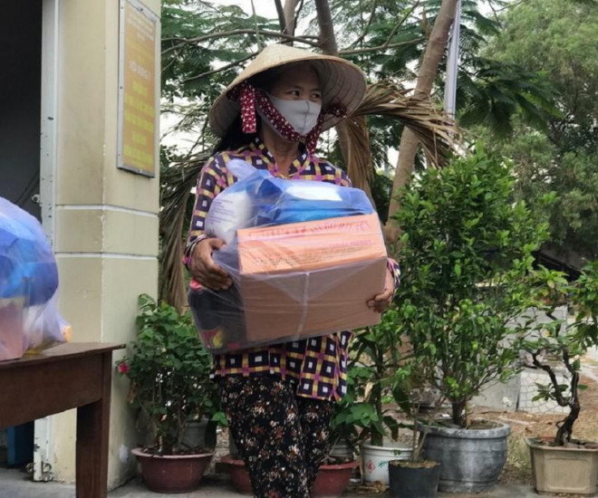 Người lao động nghèo nhận hỗ trợ nhu yếu phẩm từ UBND phường Linh Tây, TP Thủ Đức trong đợt dịch trước. ẢNH: THANH TUYỀN