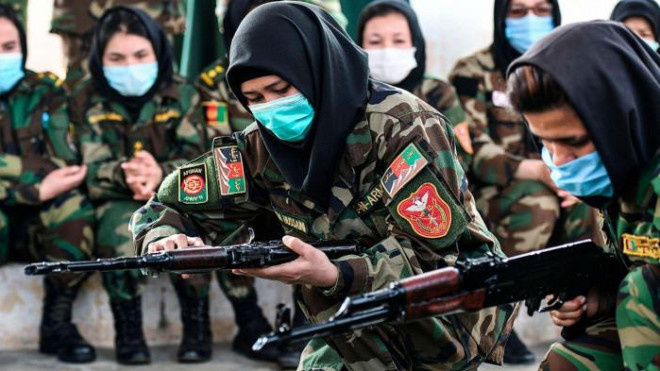 Học viên quân sự nữ ở Afghanistan đang huấn luyện cách sử dụng súng trường tấn công AK-47 - ảnh tư liệu minh hoạ.