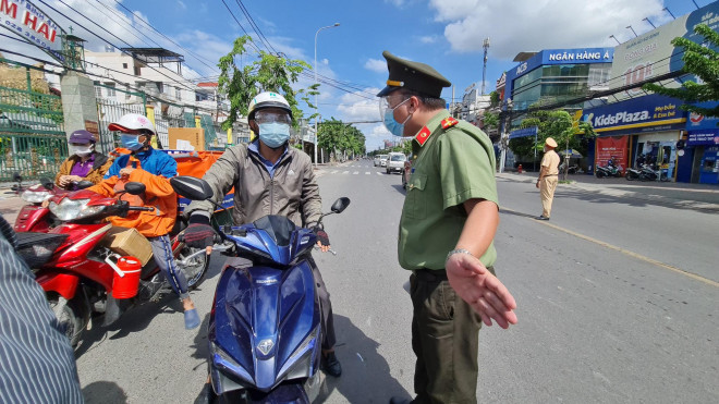 Chốt kiểm tra người dân di chuyển từ huyện Bình Chánh vào quận 8, TP HCM tại đường Phạm Hùng.