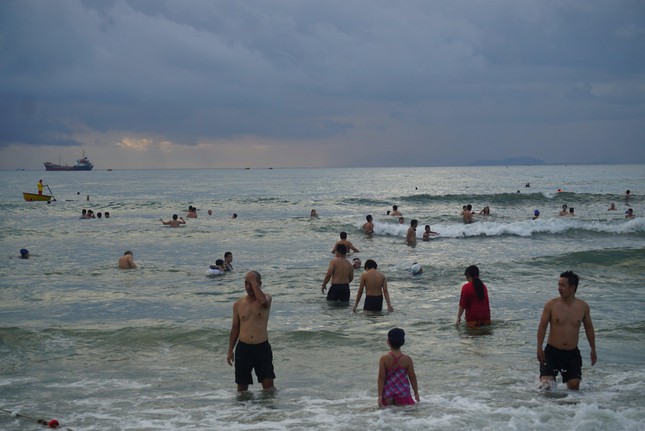 Từ sáng sớm, người dân TP Đà Nẵng đã kéo ra biển để tắm&nbsp;sau khi chính quyền cho phép hoạt động tắm biển được hoạt động trở lại.