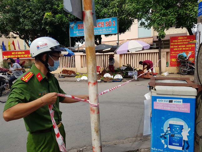 Lực lượng chức năng phong tỏa khu vực 3, phường Tân An, đoạn từ số 1 đường Ngô Đức Kế đến số 164 đường Hai Bà Trưng, quận Nình Kiều.