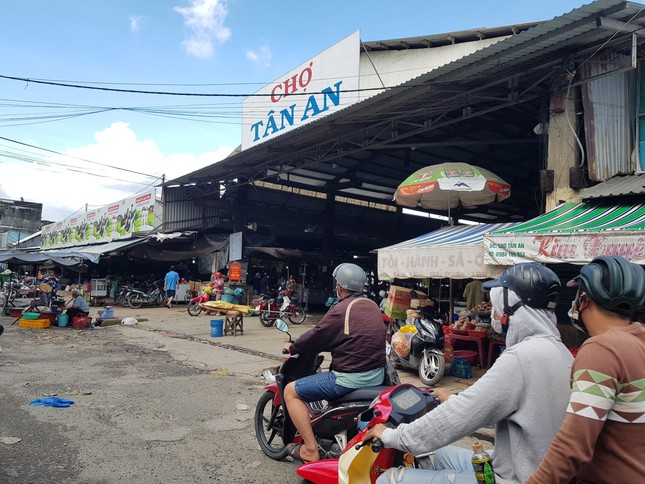 Chợ Tân An trước giờ phong tỏa.