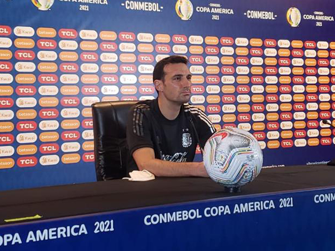 HLV Scaloni trong buổi họp báo trước trận chung kết Copa America