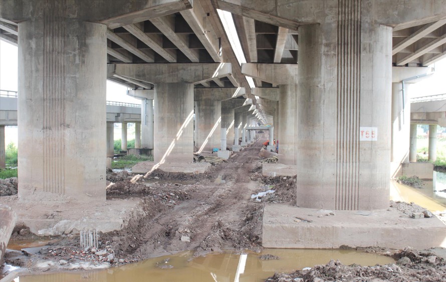 Gói cầu vượt thép tại dự án cầu cạn hồ Linh Đàm chậm tiến độ vì giá thép tăng giá