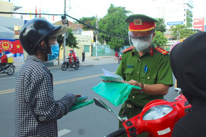 Công an quận, huyện trên địa bàn TP.HCM chỉ yêu cầu giấy xác nhận đi đường và giấy tờ tuỳ thân khi qua các chốt kiểm soát. Ảnh: LT