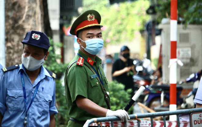 Lực lượng chức năng đã lập chốt phong toả nhiều điểm trên phố Bùi Thị Xuân từ chiều 11-7