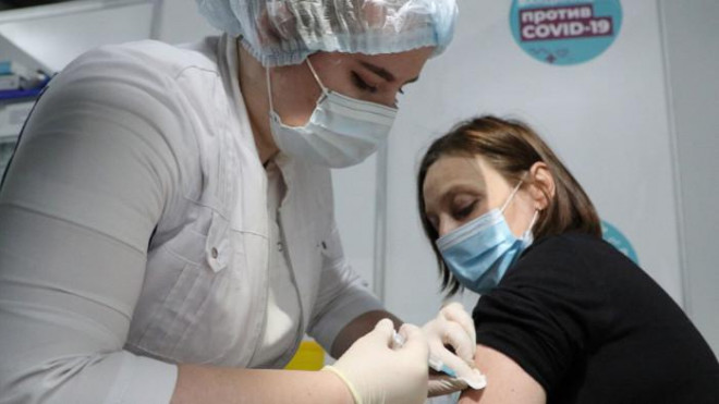Tiêm vaccine Covid-19 ở Nga - ảnh Tass.
