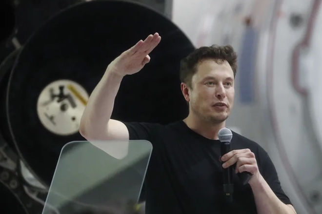 Elon Musk trong một diễn thuyết trước sinh viên đại học.