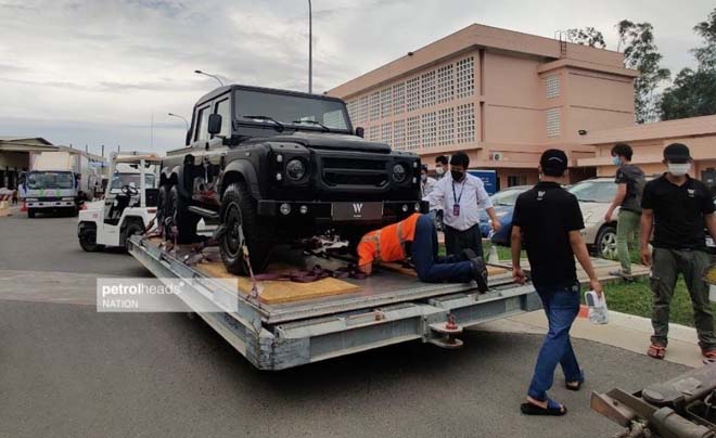 &#34;Hàng hiếm&#34; Land Rover Defender bản độ 6 bánh về tay đại gia Campuchia - 1