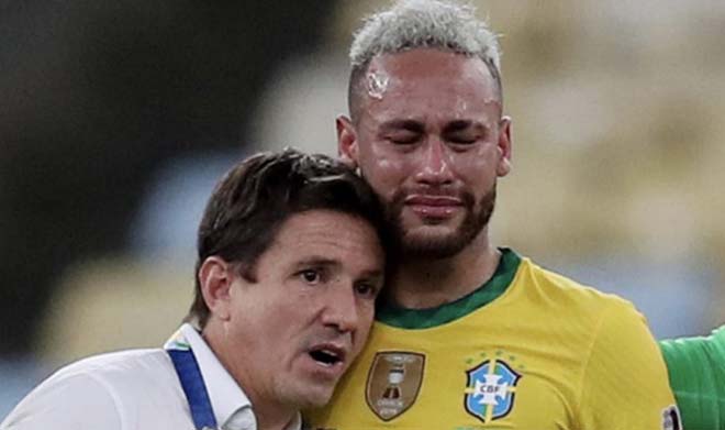 Sau trận chung kết trên sân Maracana (Brazil), Neymar đã khóc khi đội nhà không thể bảo vệ chức vô địch Copa America. Tiền đạo sinh năm 1992 chưa có danh hiệu lớn nào ở cấp đội tuyển.