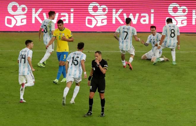 Tiếng còi mãn cuộc vang lên trên Maracana (Brazil) vang lên cũng là lúc Messi đổ gục xuống sân. Siêu sao sinh năm 1987 vỡ òa trong hạnh phúc khi có thể chạm tay vào danh hiệu lớn đầu tiên trong sự nghiệp ở cấp đội tuyển.&nbsp;Các đồng đội sau đó chạy đến ăn mừng cùng "El Pulga".