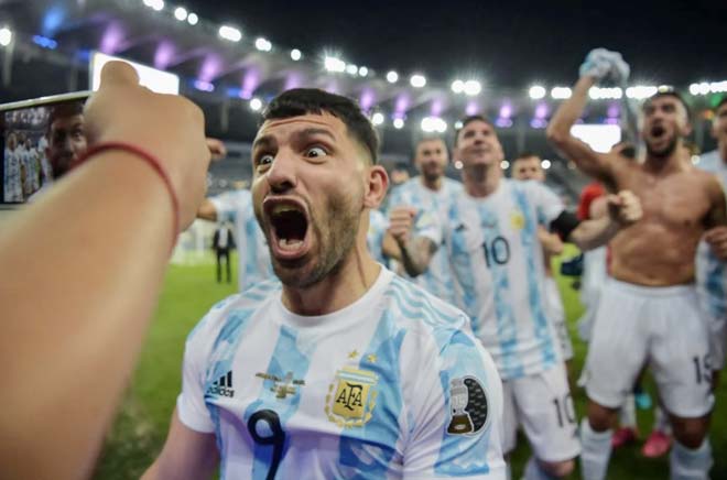 Dàn sao Argentina ăn mừng cuồng nhiệt sau chiến tích vô địch Copa America 2021. Sergio Aguero thể hiện cảm xúc độc đáo khi được một thành viên tuyển Argentina chụp hình.