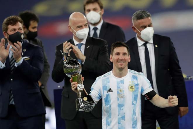 Màn trình diễn ấn tượng mang về cho Messi cú đúp danh hiệu cá nhân Vua phá lưới và Cầu thủ hay nhất giải.