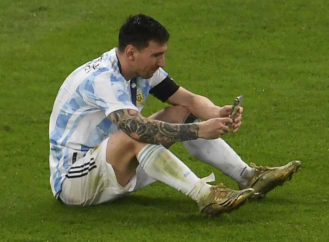 Messi dùng điện thoại gọi cho người thân sau khi trận đấu kết thúc, chia sẻ niềm vui vô bờ bến của anh.