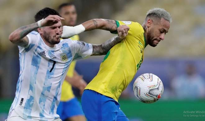 Neymar (áo vàng) bị các cầu thủ Argentina vây giáp rất chặt