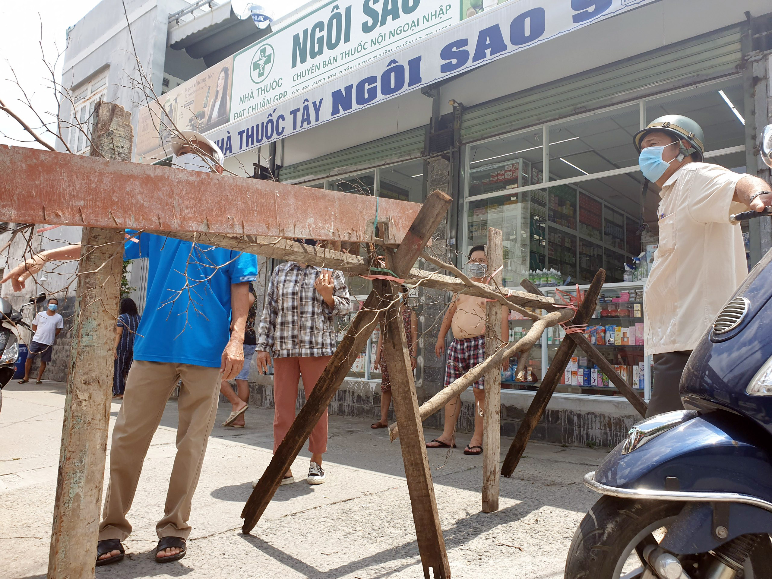 “Không ai yêu cầu chúng tôi phải như vậy cả nhưng bà con tự ý thức chấp hành. Mình không khó dễ gì nhưng thông báo cho người lạ, các anh chị giao hàng đến đầu hẻm gọi người ra nhận chứ không vào hẻm. Dịch bệnh phức tạp lỡ lây lan thì chính quyền lại khổ mà dân mình cũng khổ”, anh Kiệt Tuấn ngụ quận 12 chia sẻ.