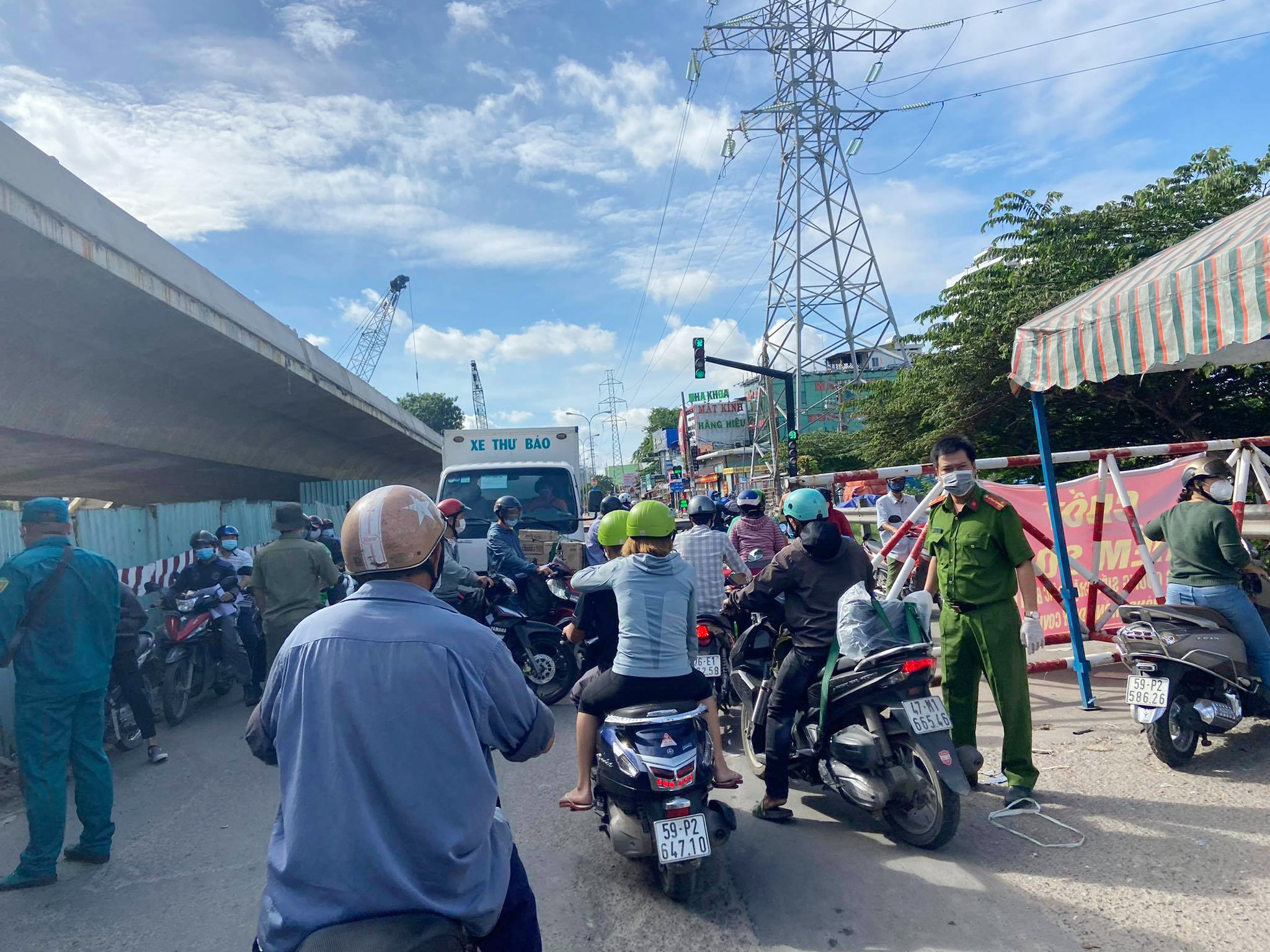 Lực lượng tại chốt kiểm tra giấy xác nhận đi đường của cơ quan, đơn vị theo quy định của TP và các giấy tờ tuỳ thân, giấy tờ xe đúng quy định.