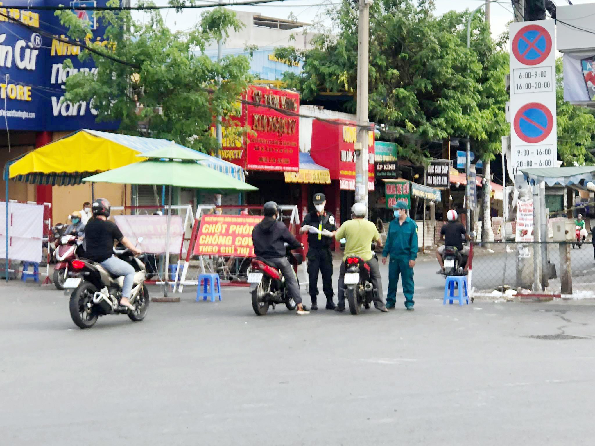 Ảnh: TP.HCM phong tỏa khắp các ngả đường, kiểm soát chặt người ra khỏi nhà - 6