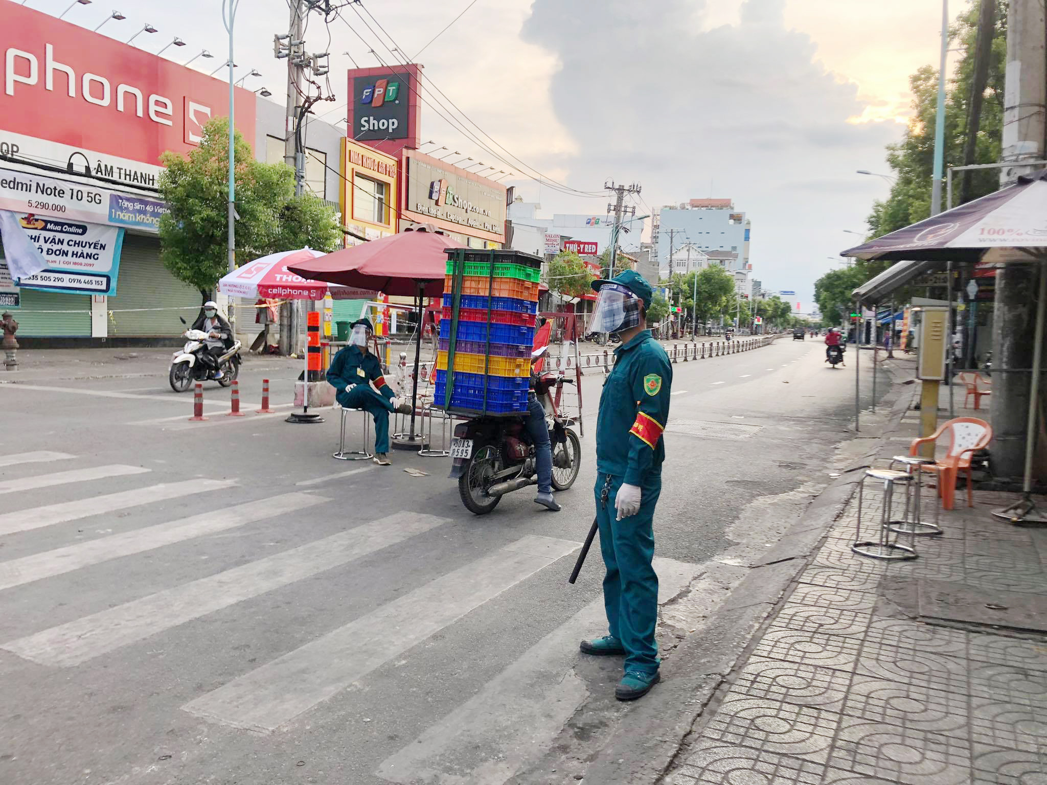 &nbsp;Hiện các quận, huyện ở TP.HCM đã triển khai lập các chốt kiểm soát người và phương tiện đi lại trên các tuyến đường để thực hiện nghiêm Chỉ thị 16 theo quy định phường cách ly với phường, quận cách ly với quận.