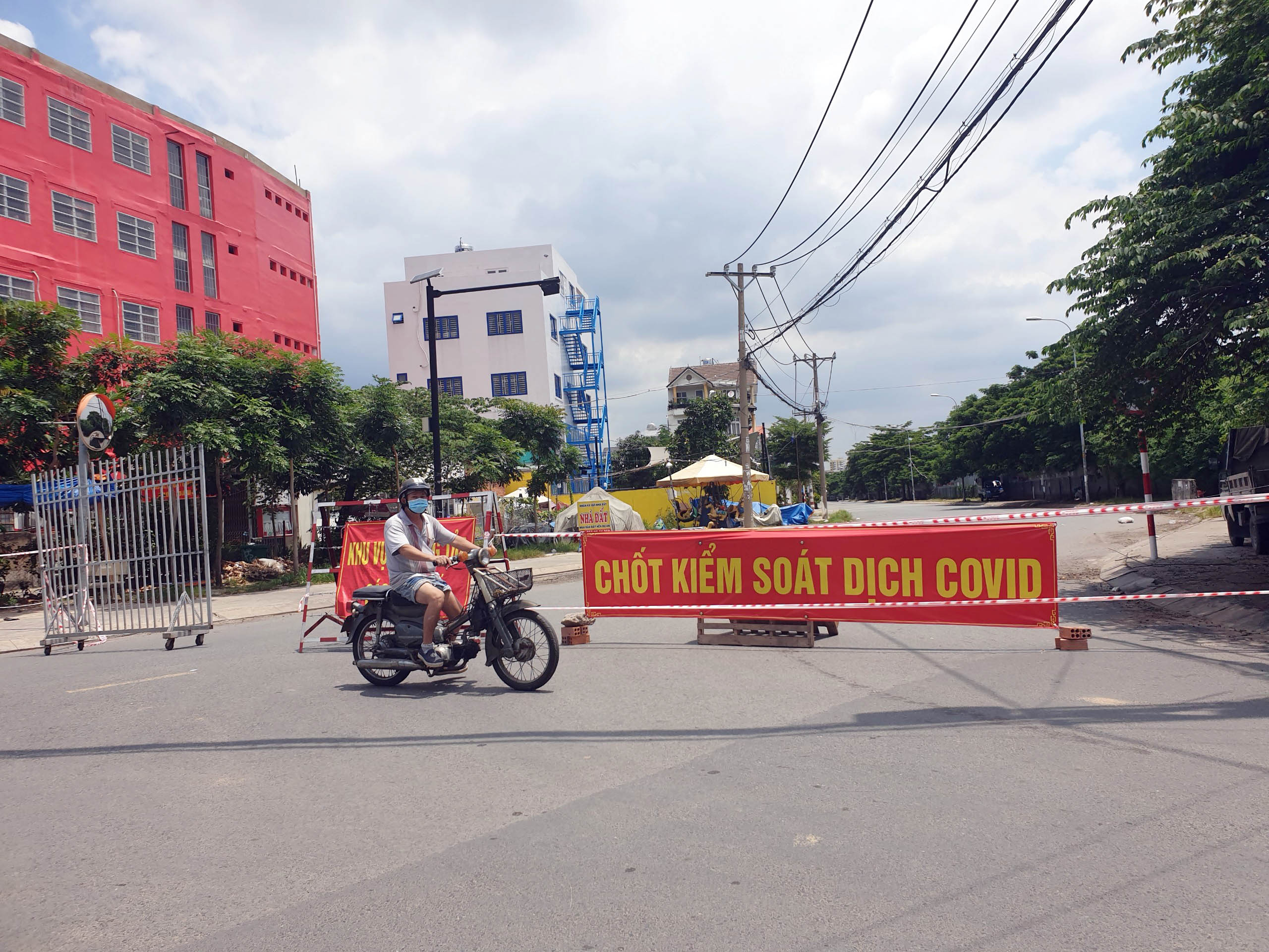 UBND TP.HCM yêu cầu toàn thể nhân dân tự giác chấp hành các biện pháp phòng, chống dịch; tích cực tham gia khai báo y tế tự nguyện; thực hiện đầy đủ các biện pháp tự bảo vệ bản thân, gia đình và tham gia có trách nhiệm các hoạt động phòng, chống dịch của các cơ quan chức năng và cộng đồng.