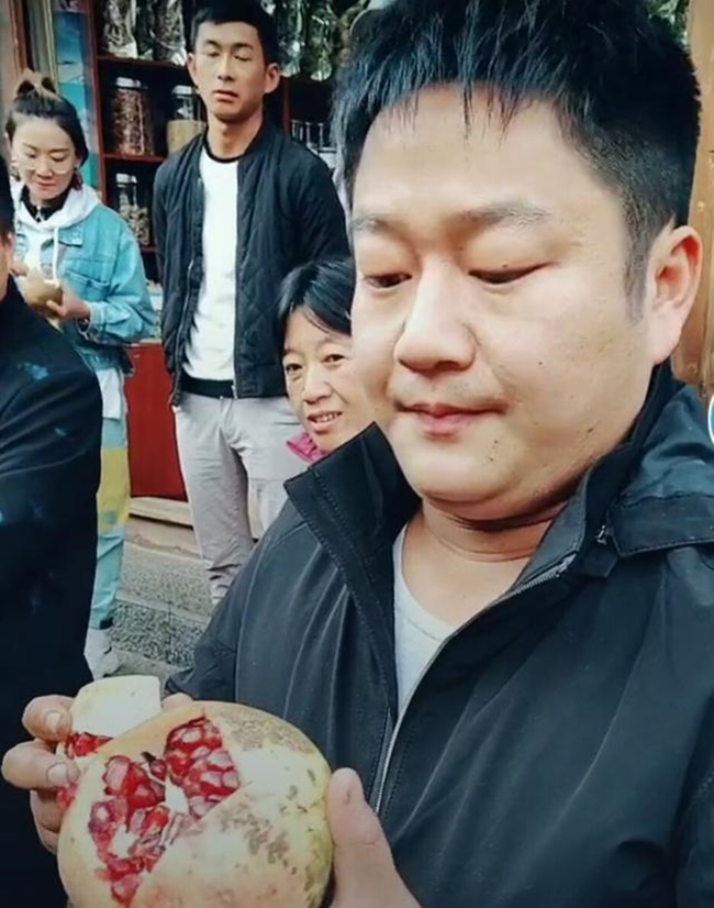 Tuy nhiên, Jin Guowe đã đổi đời sau khi bán hoa quả qua livestream. Với hàng triệu lượt người theo dõi qua livestream, kiếm được 300 triệu nhân dân tệ năm 2020.
