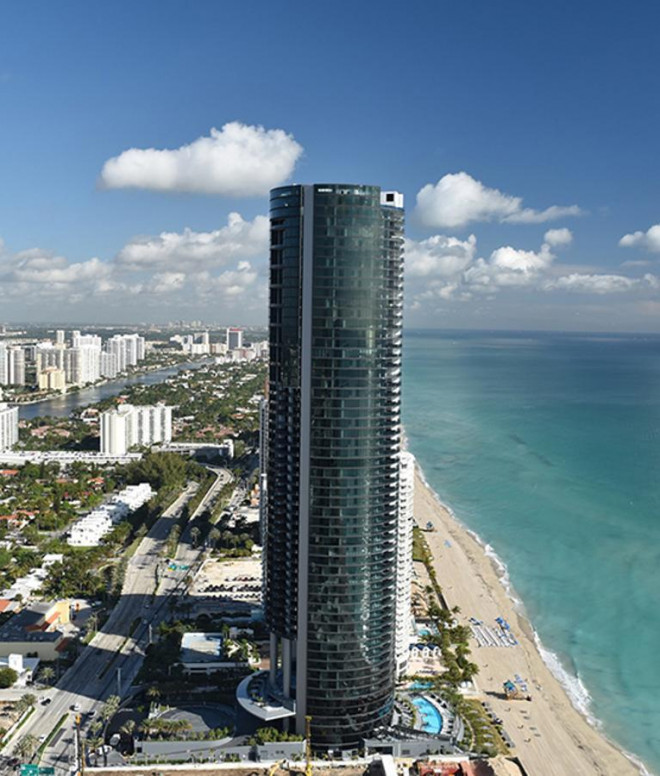 Messi là chủ nhân của 1 căn penthouse có giá 9 triệu USD nằm trong tòa nhà Porsche Design Tower nhìn thẳng ra bãi biển Miami.