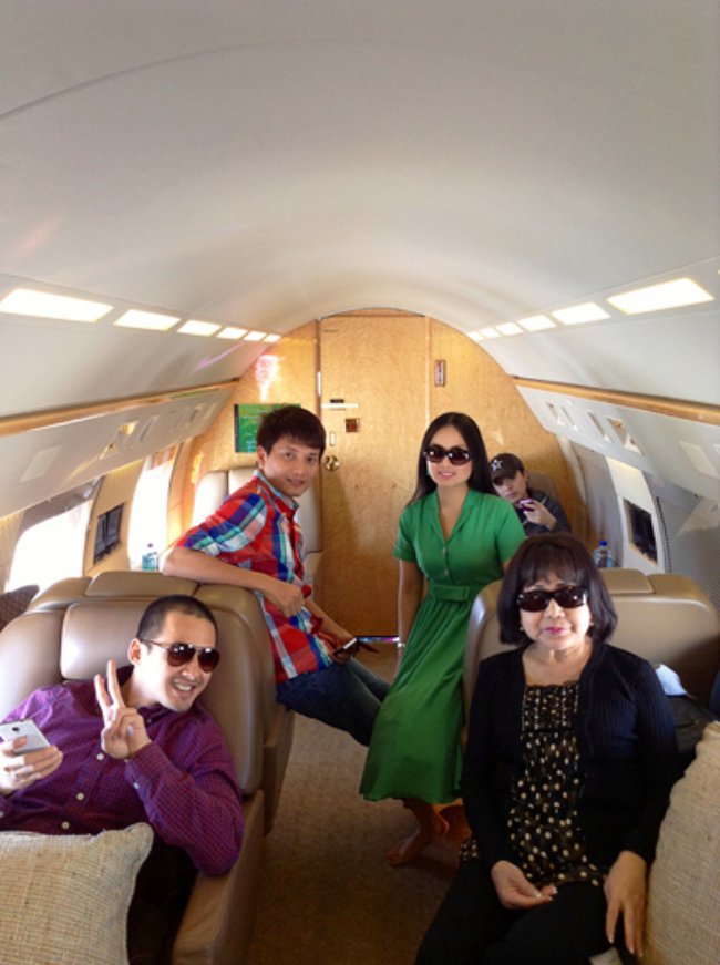 Từ năm 2012, Hà Phương đã có máy bay riêng và thường xuyên cùng gia đình, bạn bè… di chuyển, về nước, di du lịch nhiều nơi.
