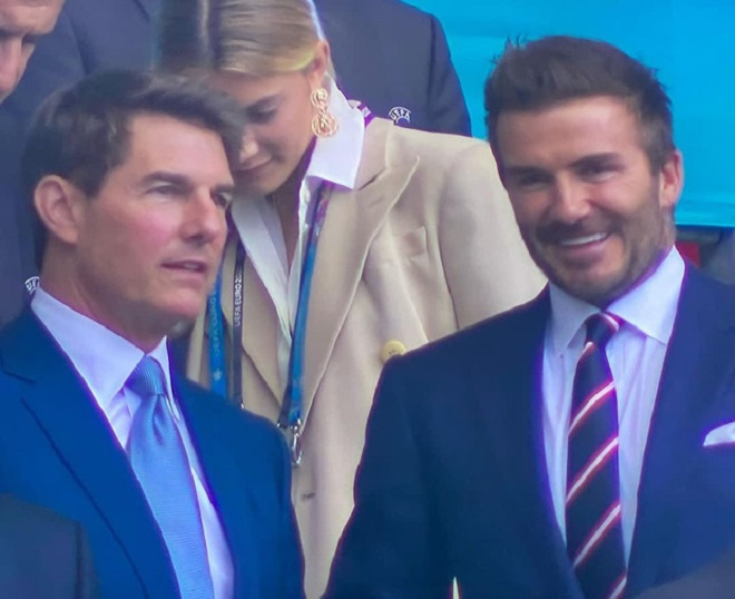 Tom Cruise và David Beckham trên khán đài trận chung kết Euro