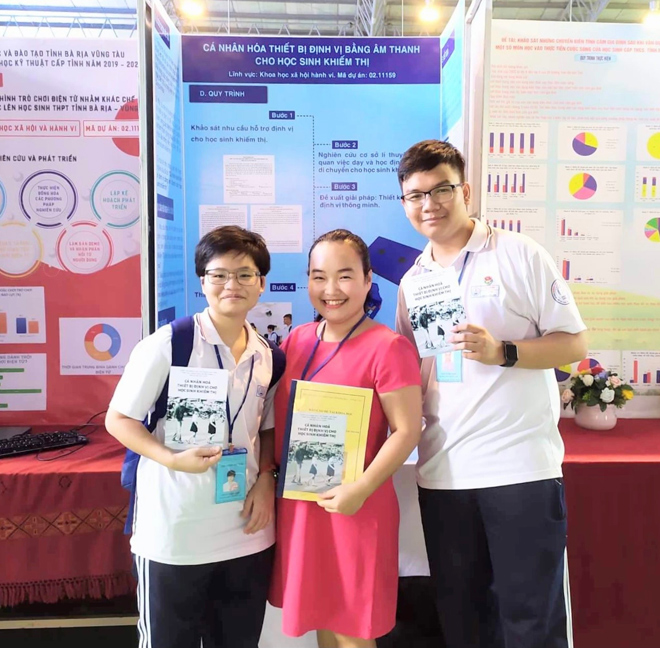 Ngọc Anh (ngoài cùng bên trái) cùng cô giáo hướng dẫn và bạn cùng nhóm mang thiết bị hỗ trợ định vị cho học sinh khiếm thị dự thi cuộc thi KHKT cấp tỉnh