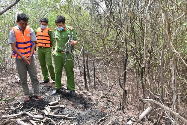 Chà Văn Cu chỉ địa điểm đốt dây cáp cắt trộm được để lấy lõi đồng đi bán. Ảnh: Hải Linh