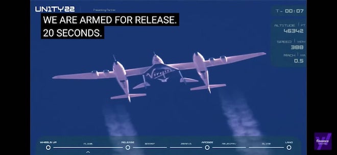 Máy bay chở theo phi thuyền SpaceShipTwo Unity cất cánh vào khoảng 21h40 tối 11/7 (giờ Việt Nam), đưa vị tỉ phú Anh và 5 người khác xuất phát từ sân bay không gian ở New Mexico (Mỹ).