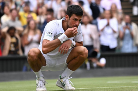 Djokovic "gặm cỏ" ăn mừng vô địch Wimbledon, san bằng kỷ lục của Federer - Nadal