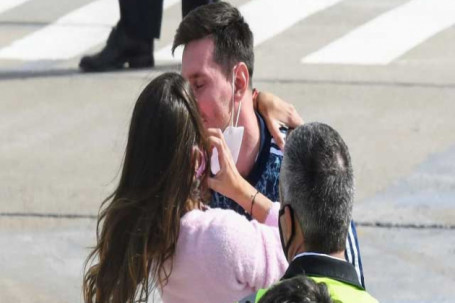Messi ôm vợ yêu mừng lên ngôi Copa America, CĐV mở hội đón ĐT Argentina về nước