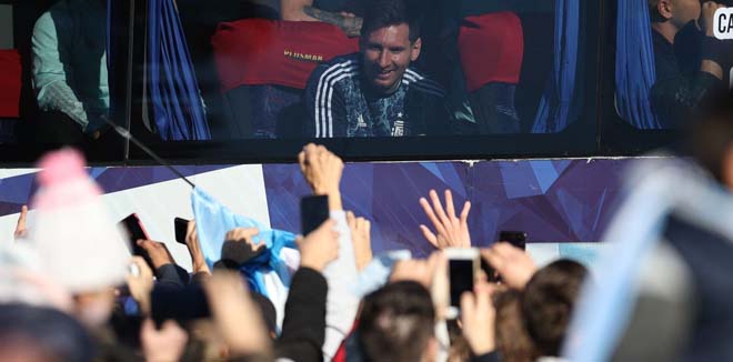 Messi ôm vợ yêu mừng lên ngôi Copa America, CĐV mở hội đón ĐT Argentina về nước - 3