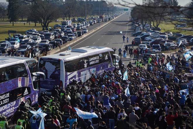 Messi ôm vợ yêu mừng lên ngôi Copa America, CĐV mở hội đón ĐT Argentina về nước - 7