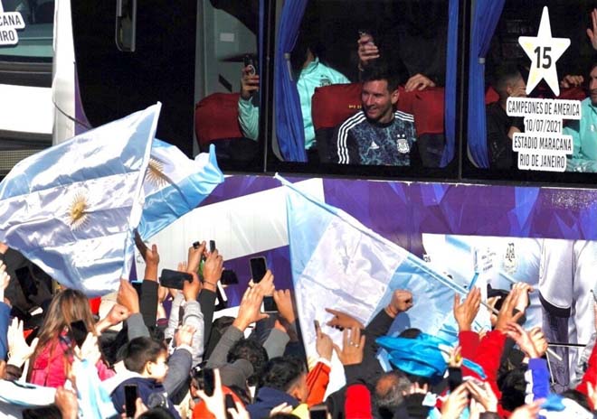 Messi ôm vợ yêu mừng lên ngôi Copa America, CĐV mở hội đón ĐT Argentina về nước - 4