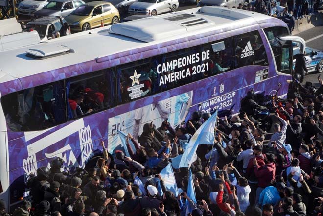 Messi ôm vợ yêu mừng lên ngôi Copa America, CĐV mở hội đón ĐT Argentina về nước - 6