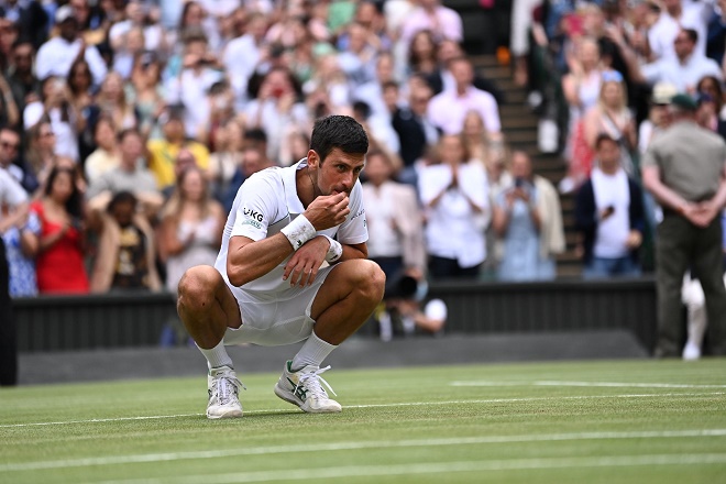 Set 4 chứng kiến Djokovic giành tới 2 break để có chiến thắng 6-3.&nbsp;Và đây là hình ảnh ăn mừng quen thuộc ở Wimbledon của Nole