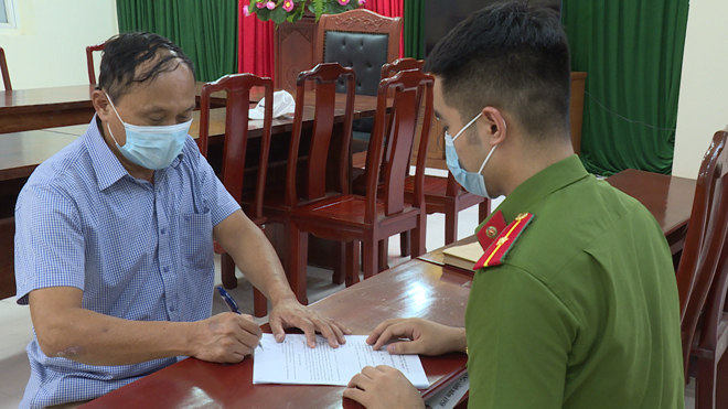 Lê Đăng Bằng tại trụ sở công an.